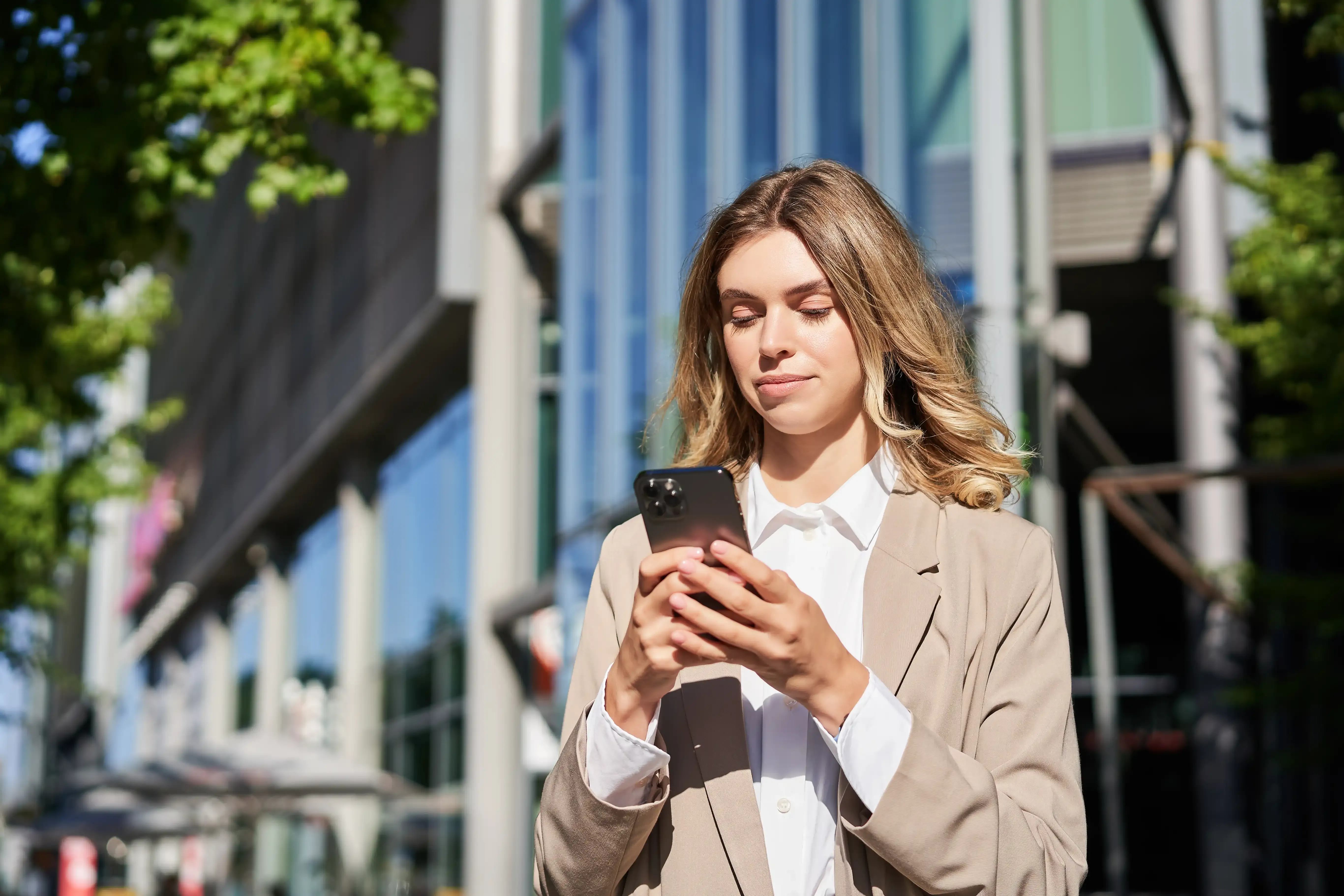 Employee using Mirket authentication in enterprise workplace